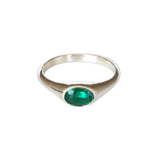 Load image into Gallery viewer, Oval Ring With Emerald
