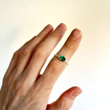 Load image into Gallery viewer, Oval Ring With Emerald
